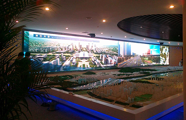 江蘇鹽城汽車商貿(mào)城展館P5室內(nèi)全彩LED顯示屏由上海智彩科技設(shè)計(jì)、安裝